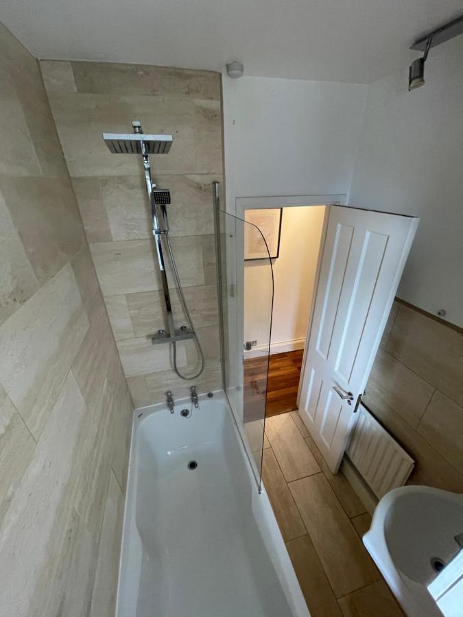 Spacious Flat Opposite The Oval Londen